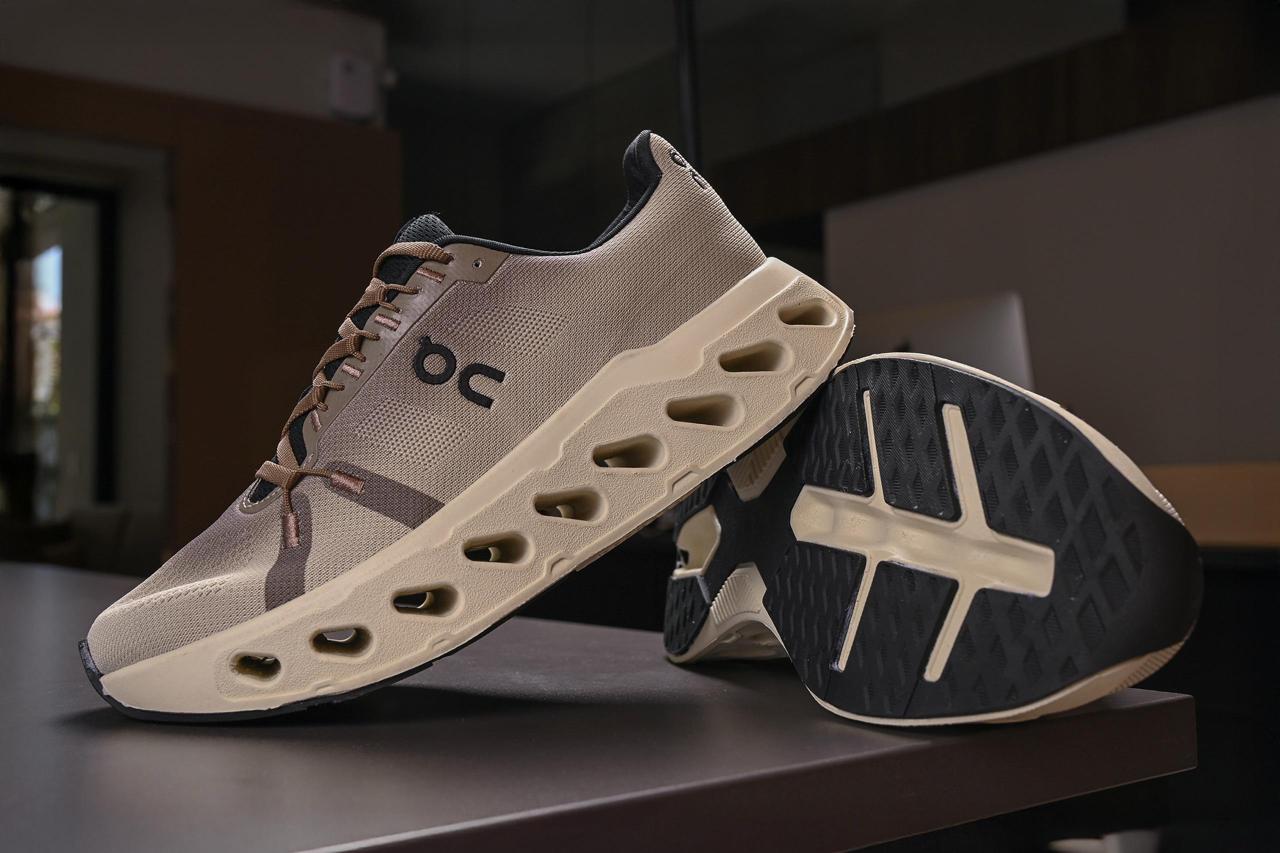 Tênis Esportivo Masculino Running cloudclipse Ultra Conforto com Solado Amortecedor cinza claro/preto